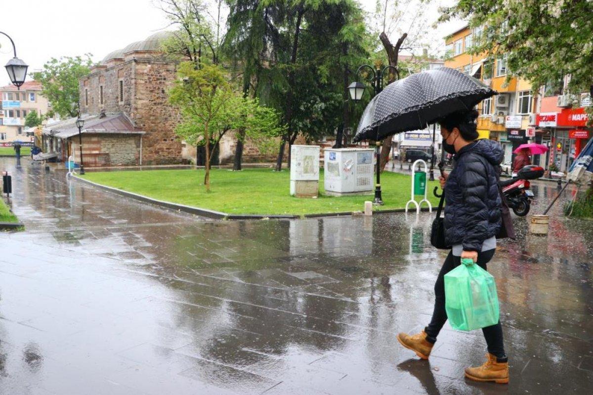 Tekirdağ'da sağanak yağış hayatı olumsuz etkiledi