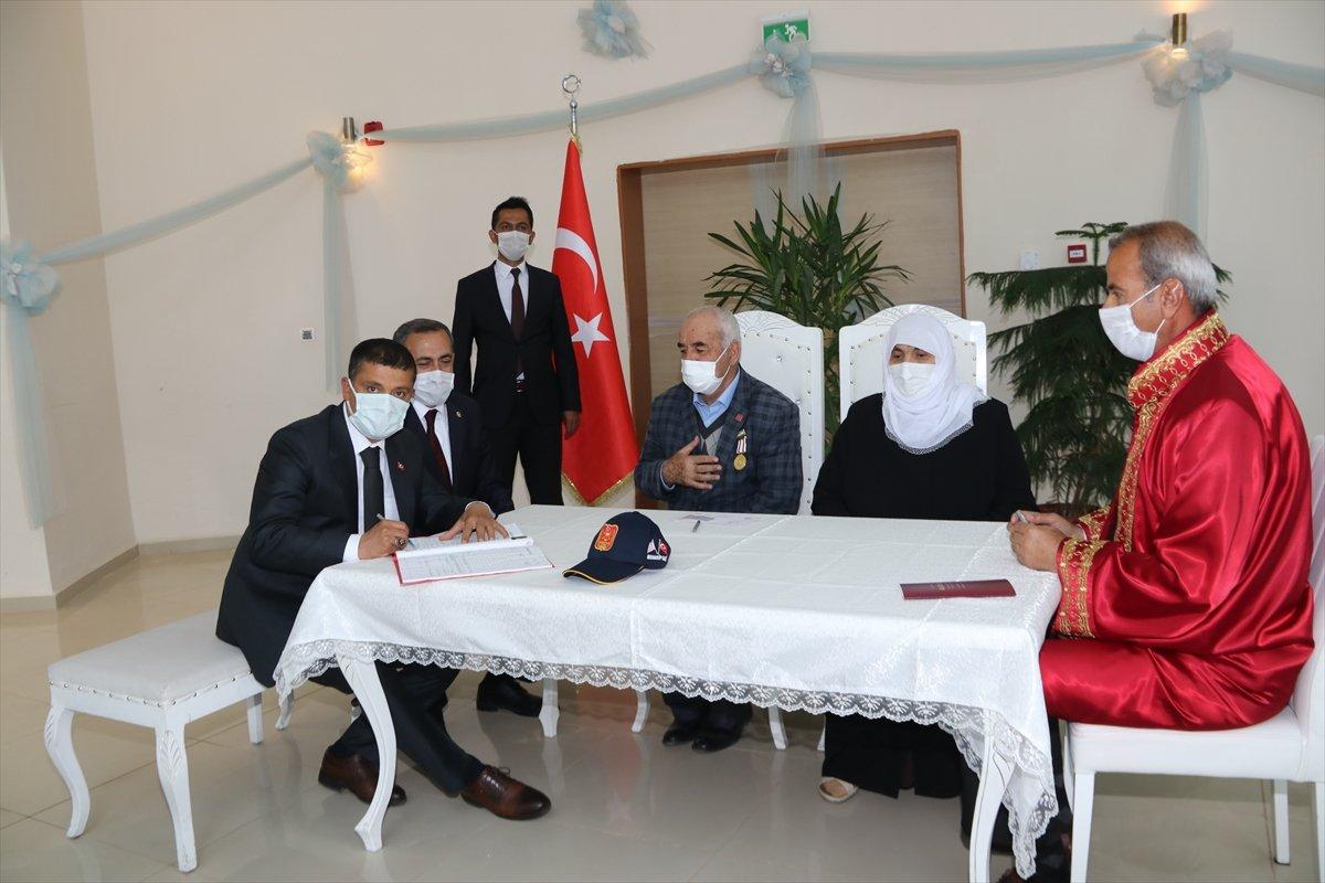 Van’da 70 yaşında ilk kez kimliği olan kadın, eşi ile resmi nikah kıydı