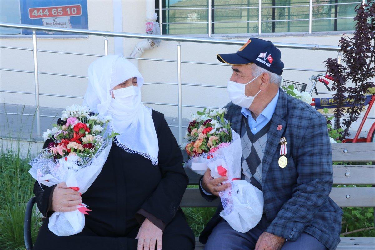 Van’da 70 yaşında ilk kez kimliği olan kadın, eşi ile resmi nikah kıydı