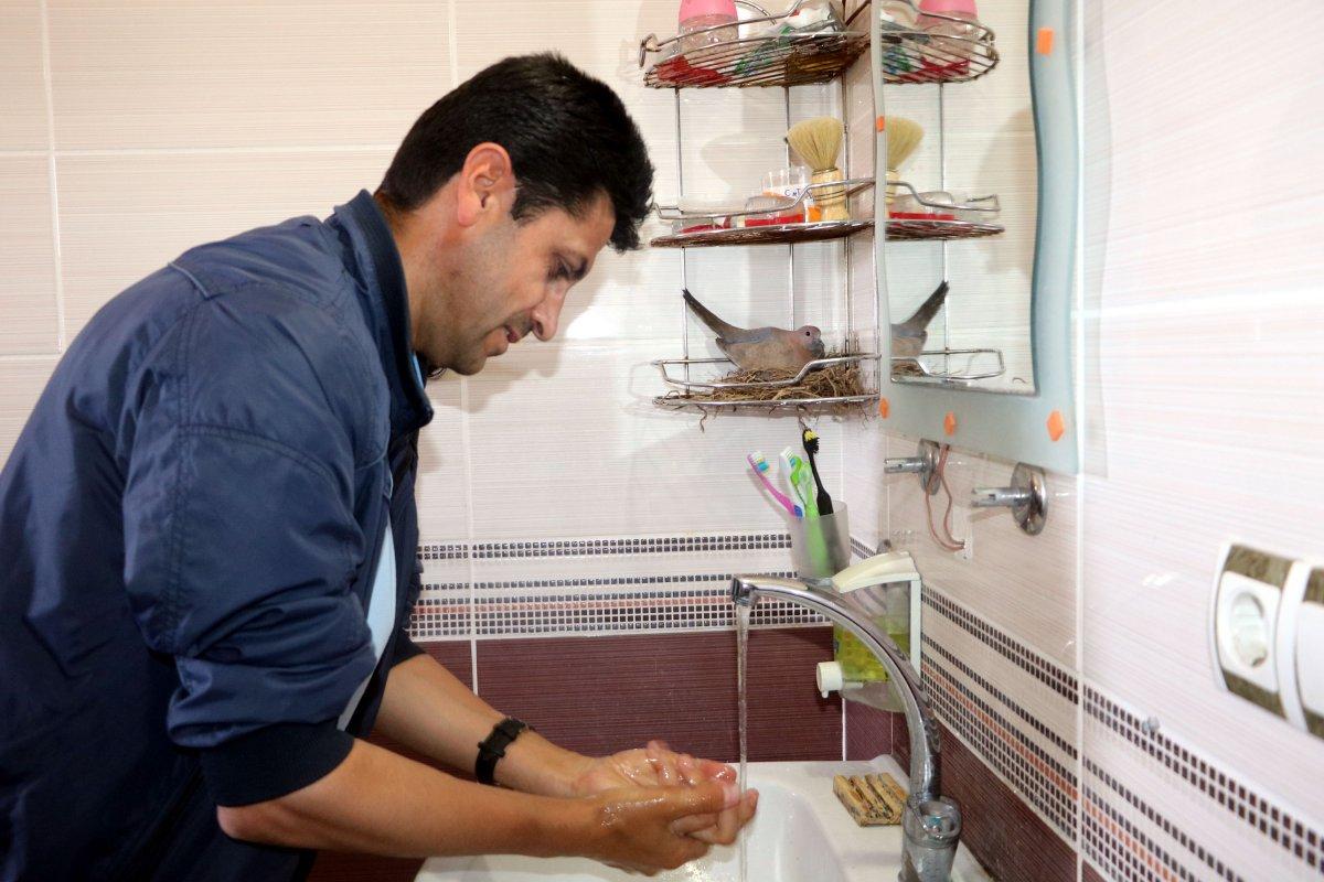 Hakkari'de, 6 kişilik aile banyosunu kumrularla paylaşıyor