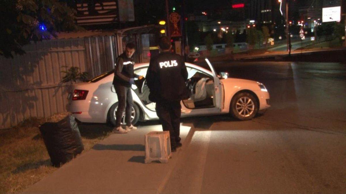İstanbul'da polisten kaçan otomobil bekçilere çarptı