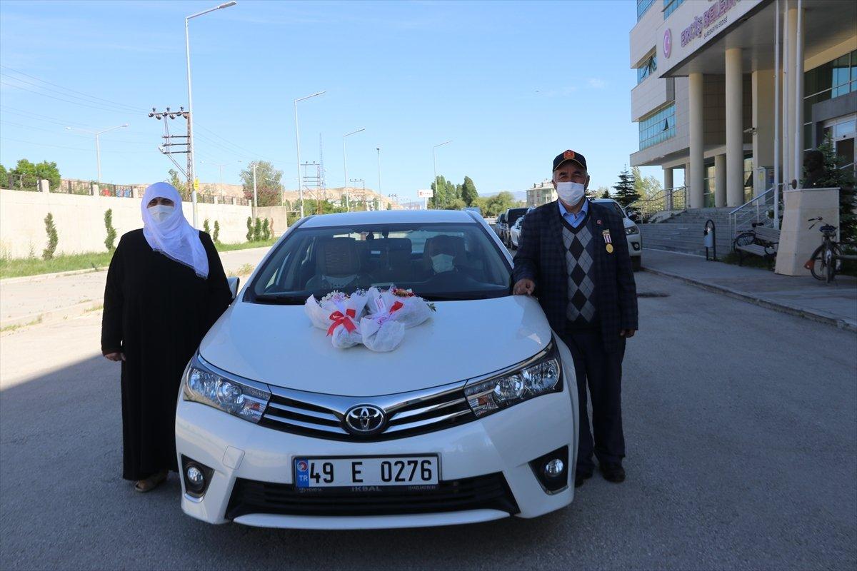 Van’da 70 yaşında ilk kez kimliği olan kadın, eşi ile resmi nikah kıydı