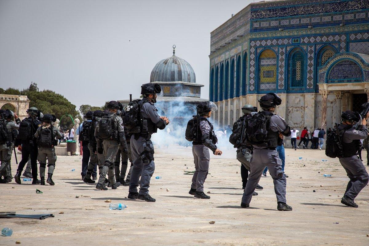 İsrail polisi, Mescid-i Aksa’daki cemaate ses bombalarıyla saldırdı