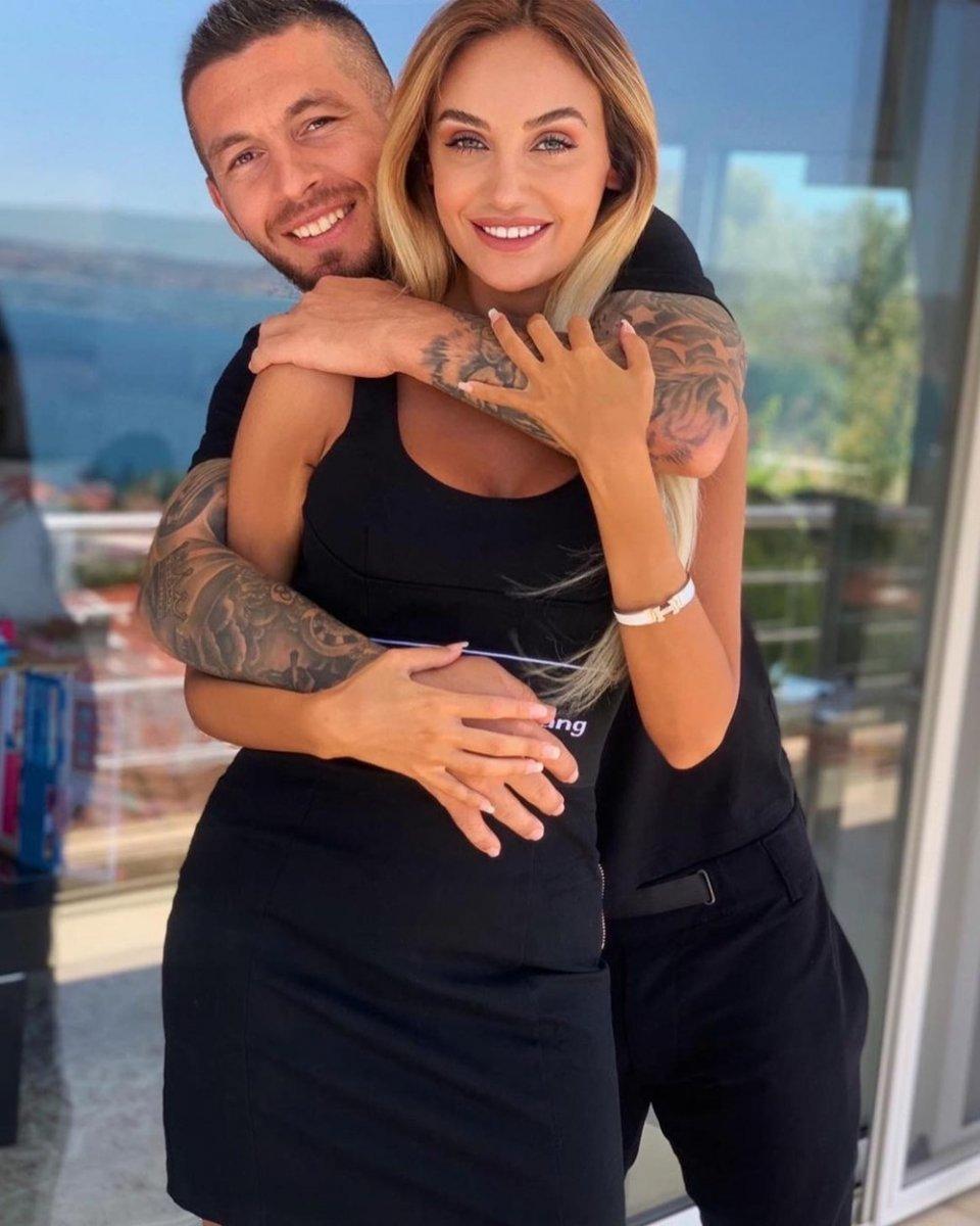 Adem Büyük’ün eşi çakar ve siren tertibatlı araçla polisçilik oynadı