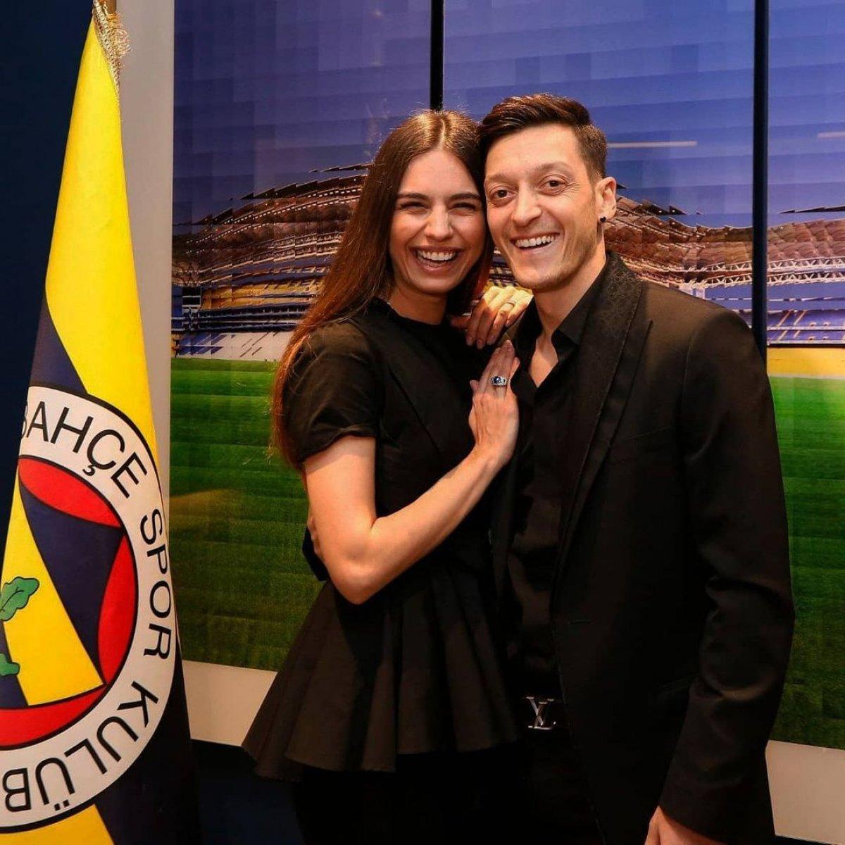 Amine Gülşe ve Mesut Özil'in servet değerinde saatleri