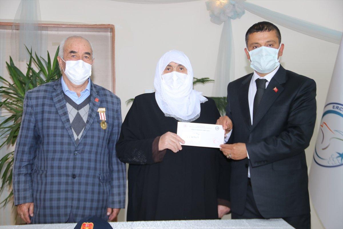 Van’da 70 yaşında ilk kez kimliği olan kadın, eşi ile resmi nikah kıydı