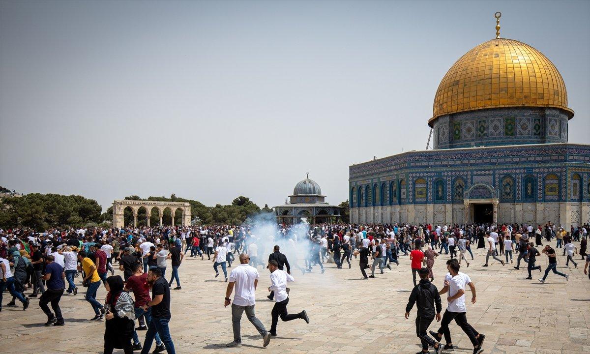 İsrail polisi, Mescid-i Aksa’daki cemaate ses bombalarıyla saldırdı