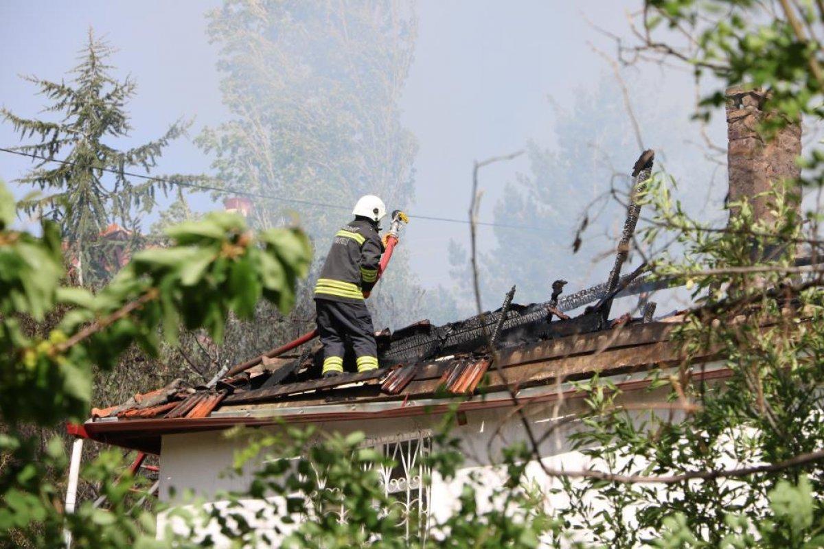Yozgat'ta 2 katlı evin çatısı yandı