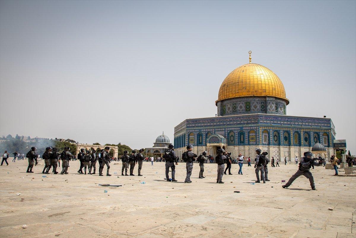İsrail polisi, Mescid-i Aksa’daki cemaate ses bombalarıyla saldırdı