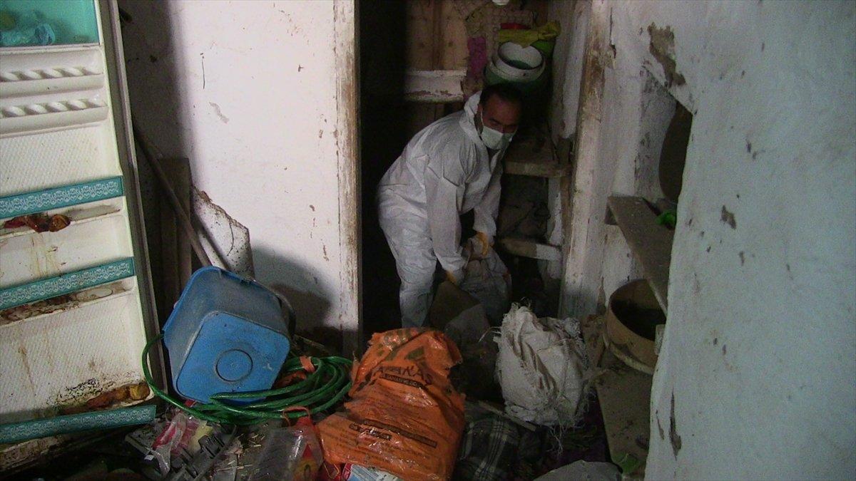 Kahramanmaraş'ta çöp evden 7 kamyon atık çıkarıldı