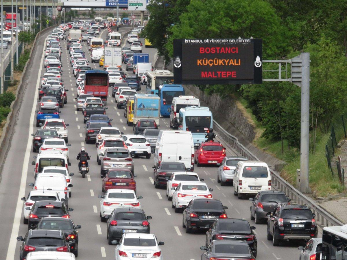 Hafta sonu kısıtlaması öncesi trafik yoğunluğu
