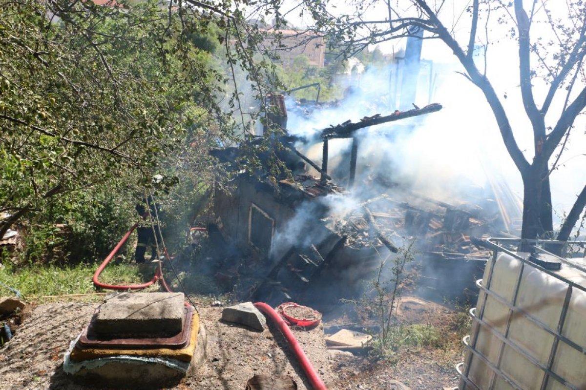 Yozgat'ta 2 katlı evin çatısı yandı