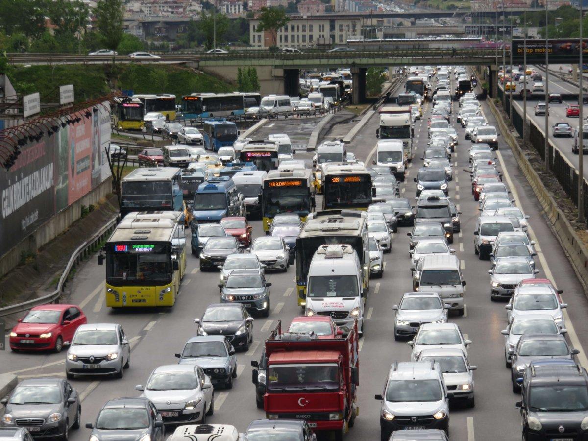 Hafta sonu kısıtlaması öncesi trafik yoğunluğu