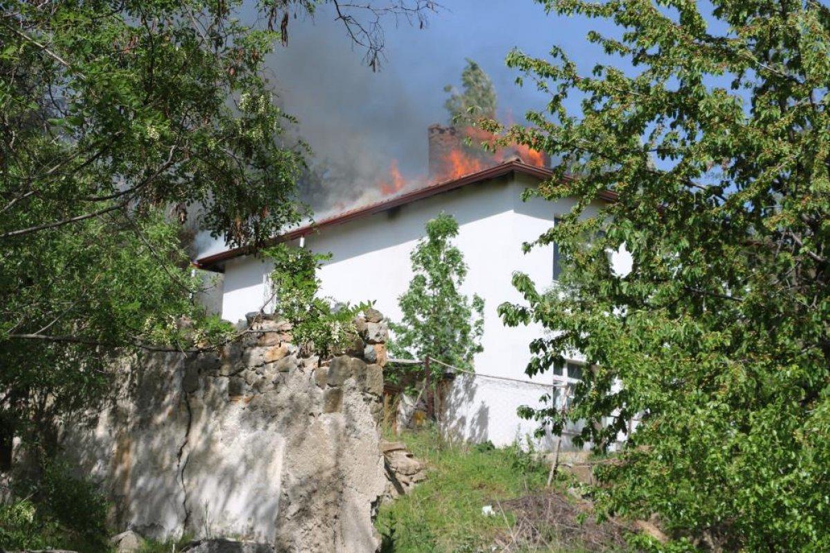 Yozgat'ta 2 katlı evin çatısı yandı