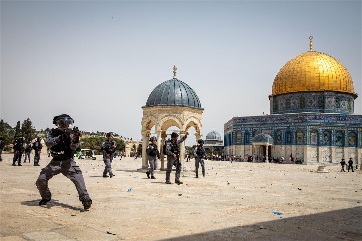 İsrail polisi, Mescid-i Aksa’daki cemaate ses bombalarıyla saldırdı