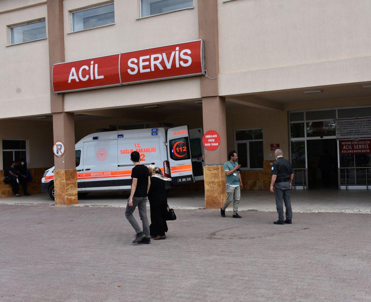 Sivas'ta babasının tabancasıyla oynarken yaralandı