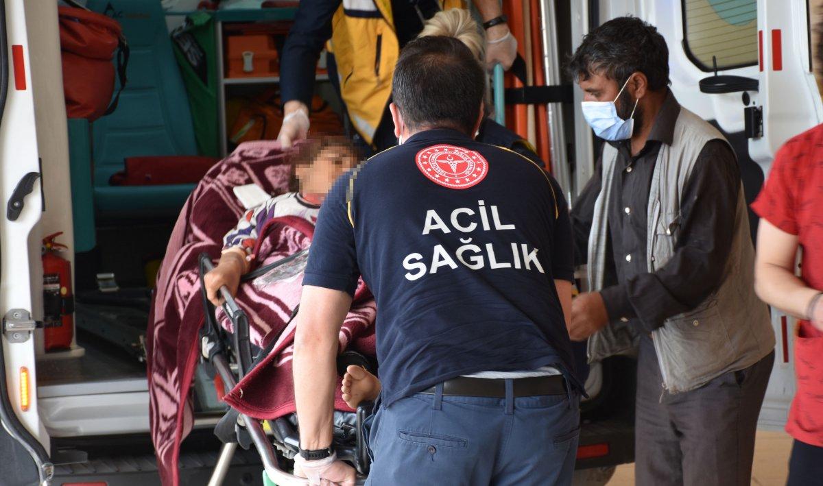 Sivas'ta babasının tabancasıyla oynarken yaralandı