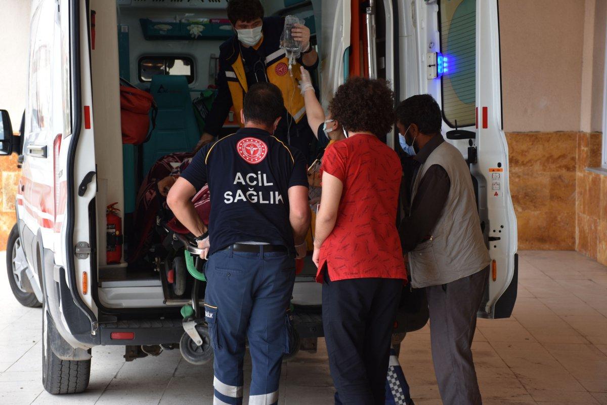 Sivas'ta babasının tabancasıyla oynarken yaralandı