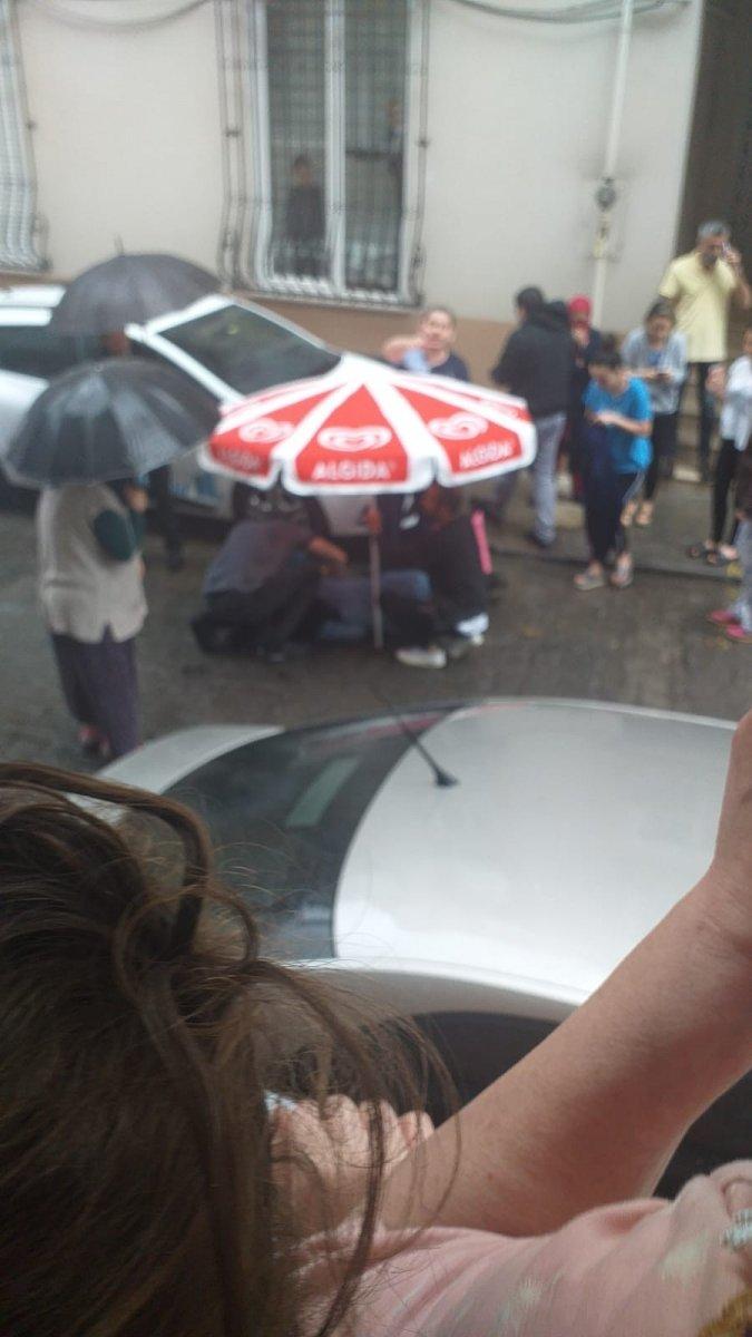 Beyoğlu'nda eski eşinin saldırısına uğradı: Ağır yaralandı