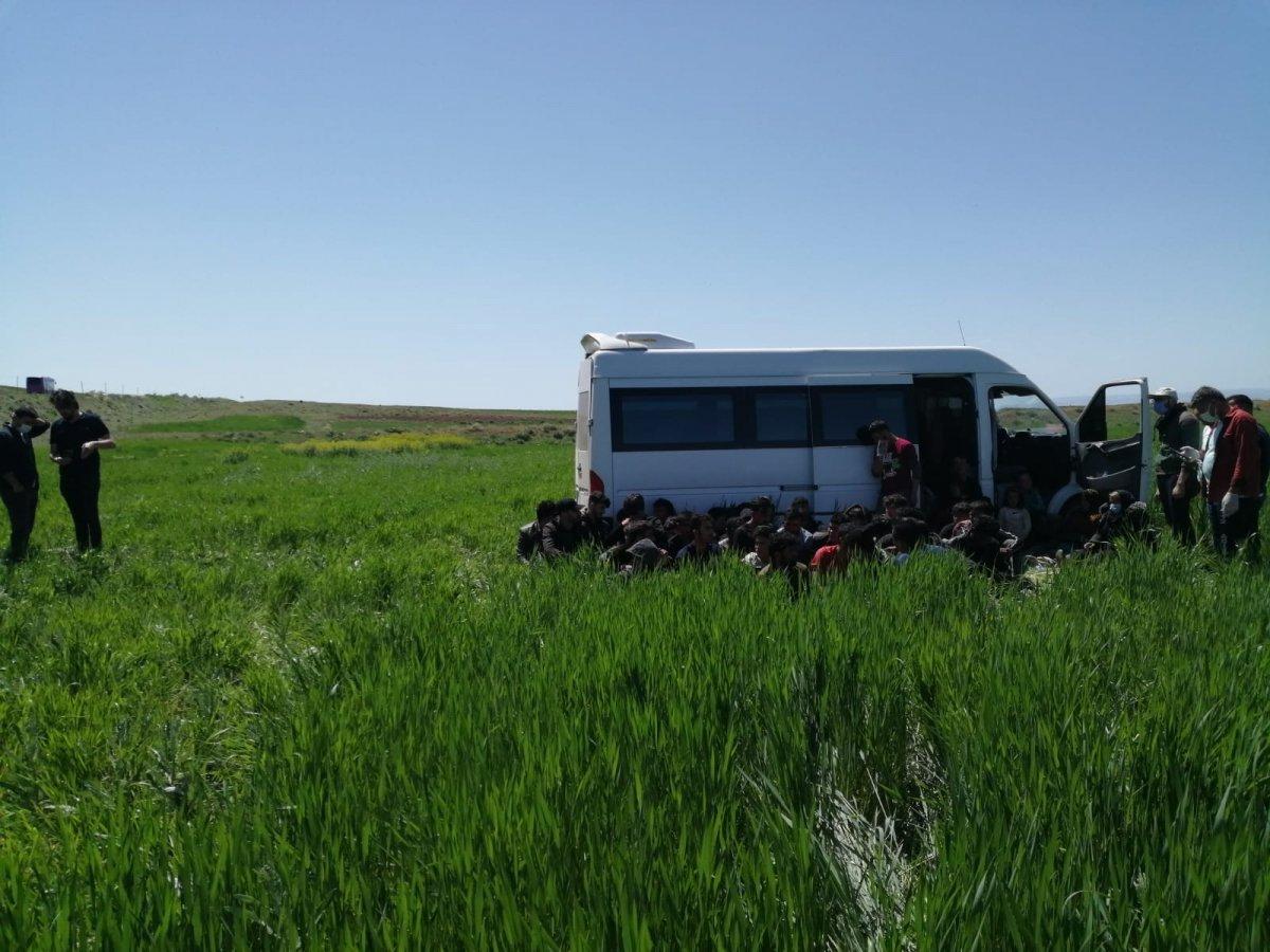Van'da15 kişilik minibüsten 56 göçmen çıktı