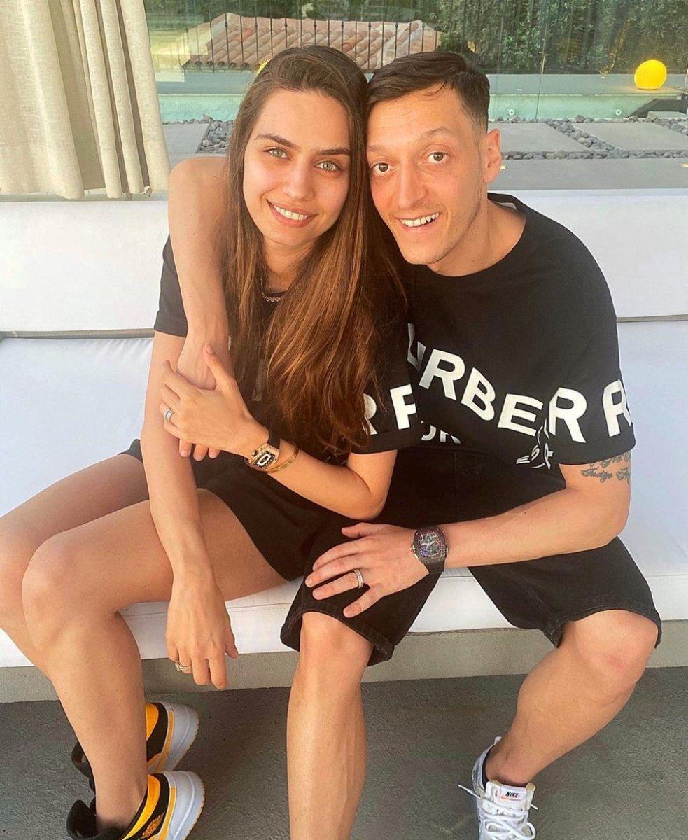 Amine Gülşe ve Mesut Özil'in servet değerinde saatleri