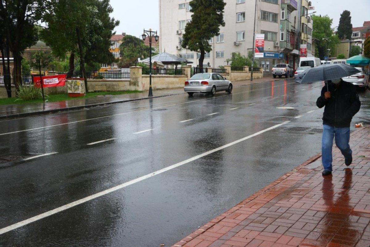 Tekirdağ'da sağanak yağış hayatı olumsuz etkiledi