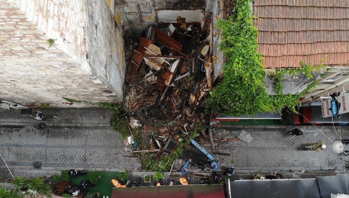 Fatih’te 3 katlı ahşap bina çöktü