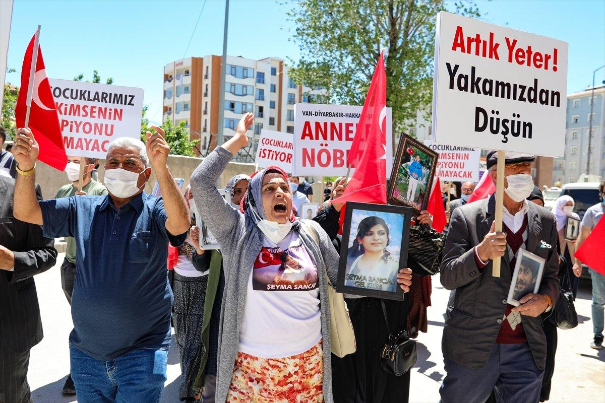 Vanlı ailelerin HDP binası önündeki nöbeti