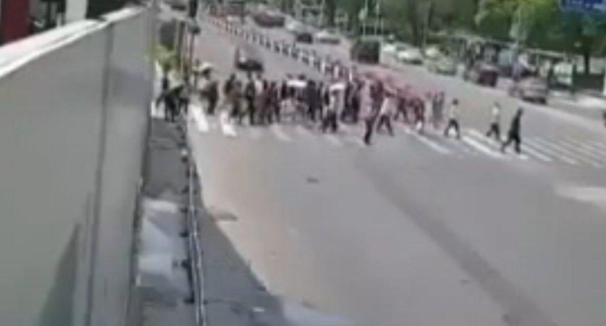 Çin'de korkunç kaza: Yayaların arasına daldı