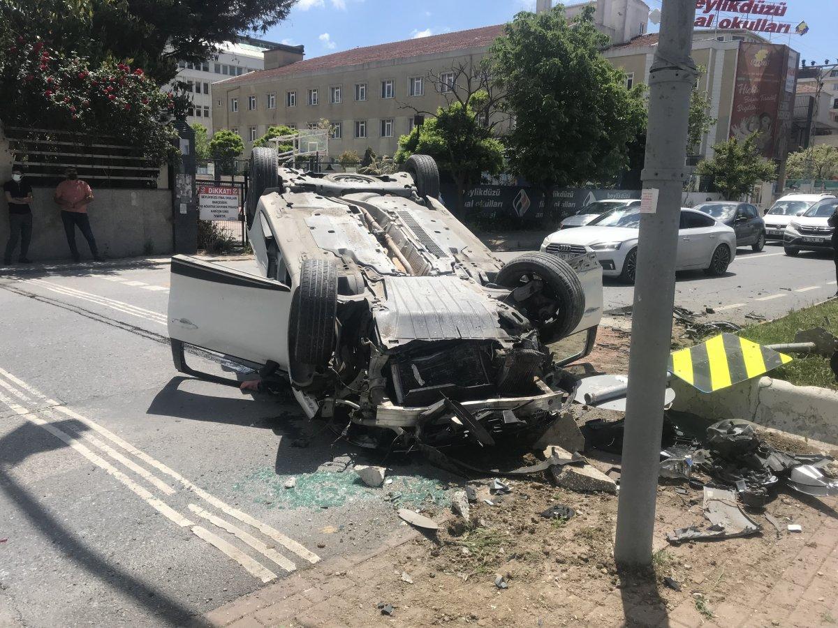 Büyükçekmece'de trafik ışığı direğine çarpan araç takla attı