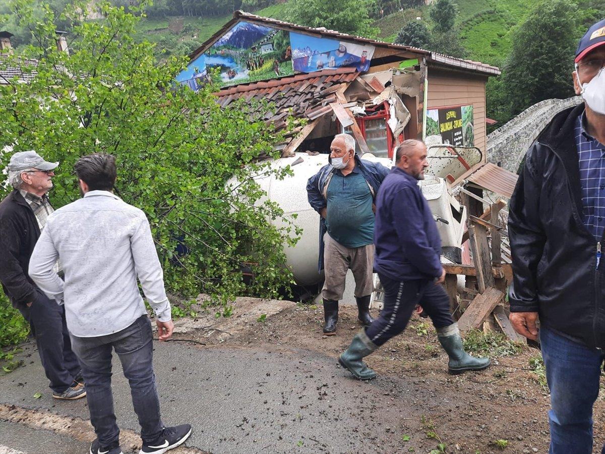 Rize'de beton mikseri markete daldı: 2 yaralı