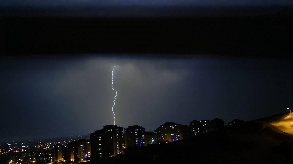 Malatya'da şimşekler geceyi aydınlattı