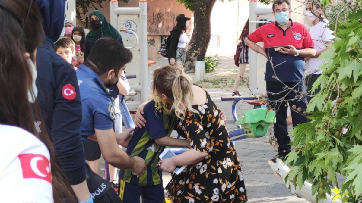 Denizli'de üzerine ağaç devrilen çocuk iğneden korktuğu için ambulansa binmedi