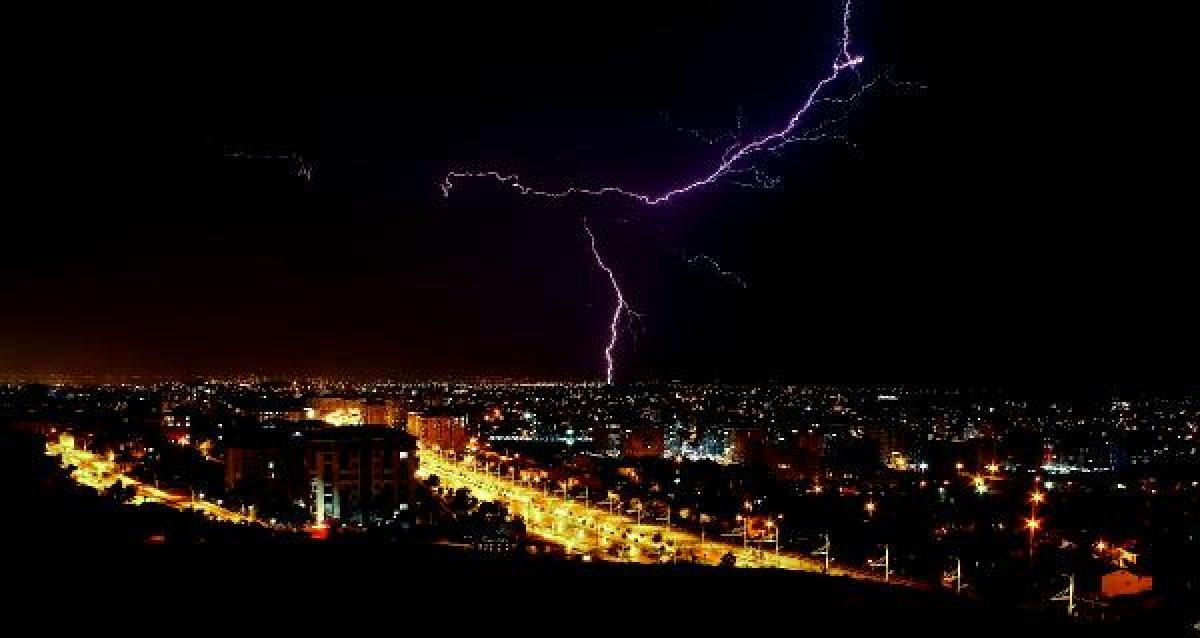 Malatya'da şimşekler geceyi aydınlattı