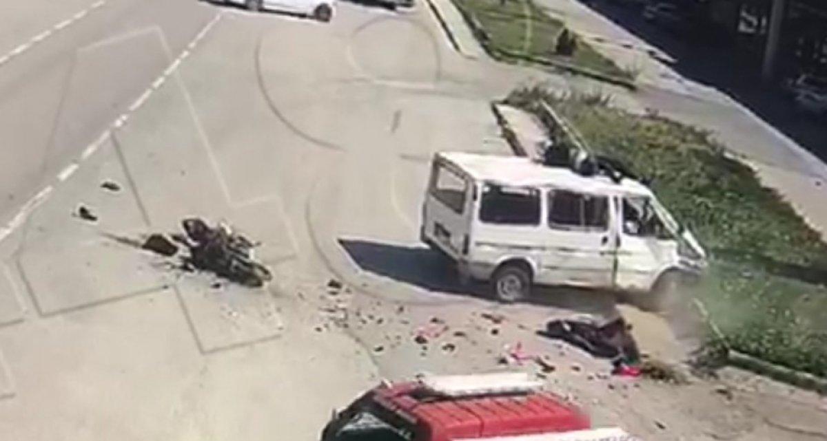 Amasya’da motosikletten fırlayıp minibüsün üstüne düştü