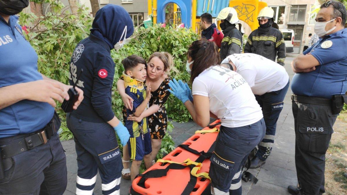 Denizli'de üzerine ağaç devrilen çocuk iğneden korktuğu için ambulansa binmedi