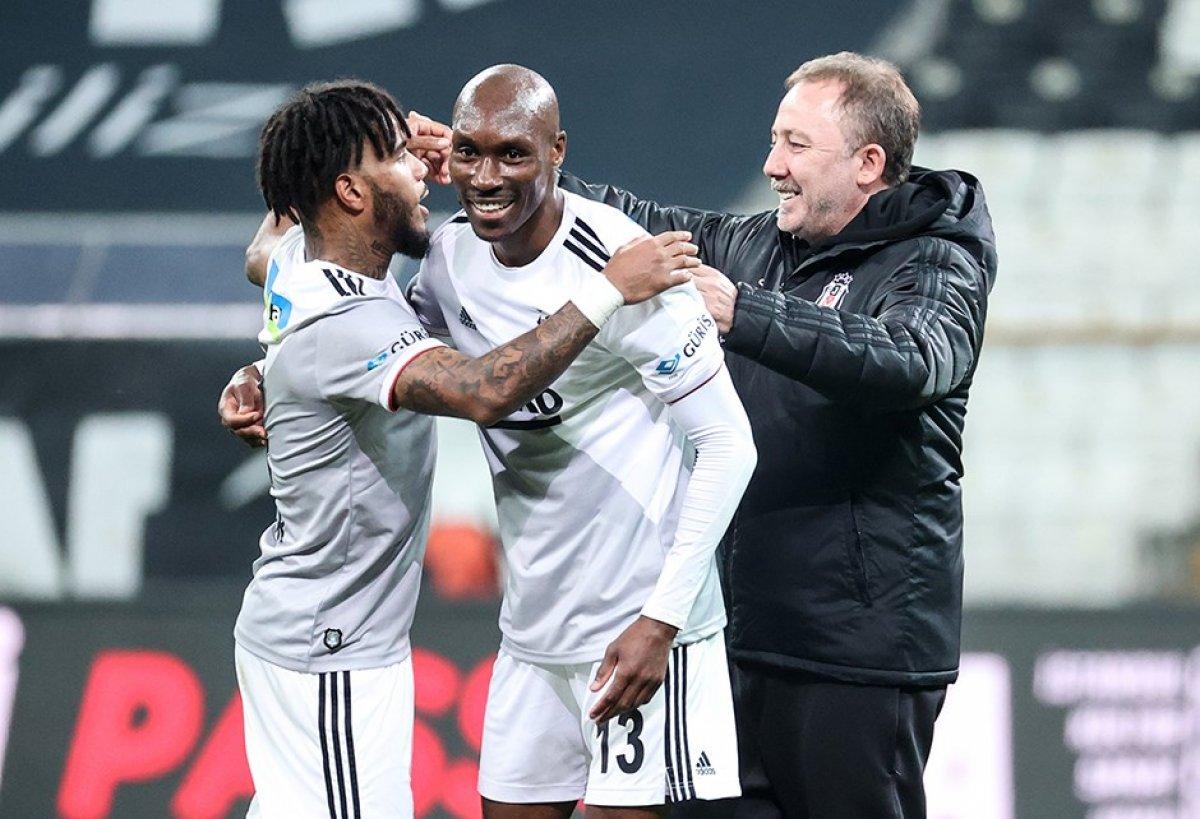 Atiba 1 yıl daha Beşiktaş'ta kalacak