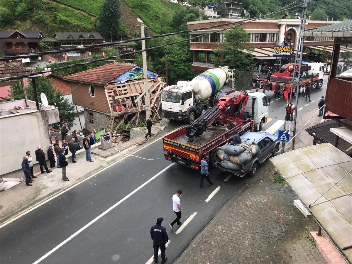 Rize'de beton mikseri markete daldı: 2 yaralı