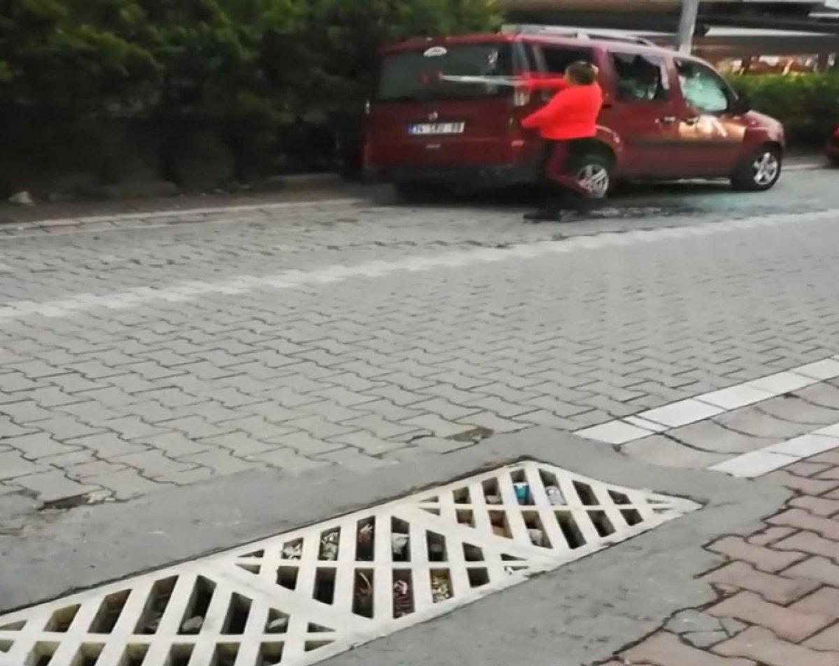 Esenyurt'ta arkadaşlarının bıçaklandığını gören bir kadın araca saldırdı