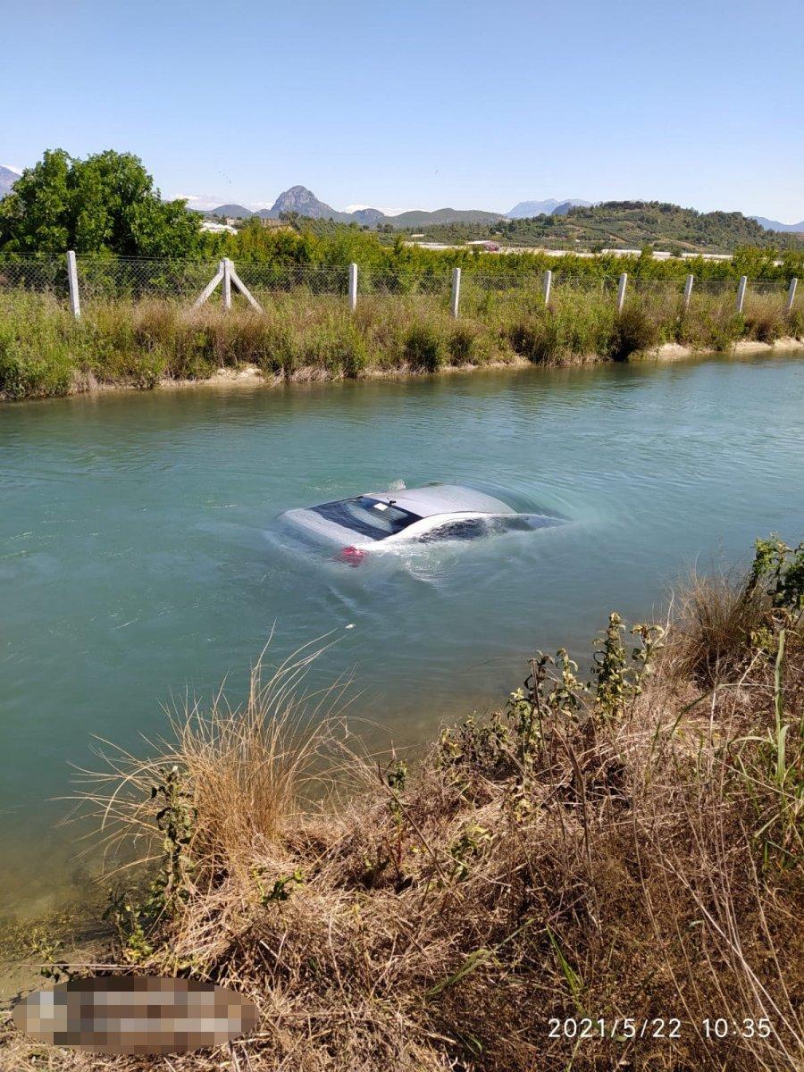 Antalya'da otomobil sulama kanalına uçtu: 1 yaralı