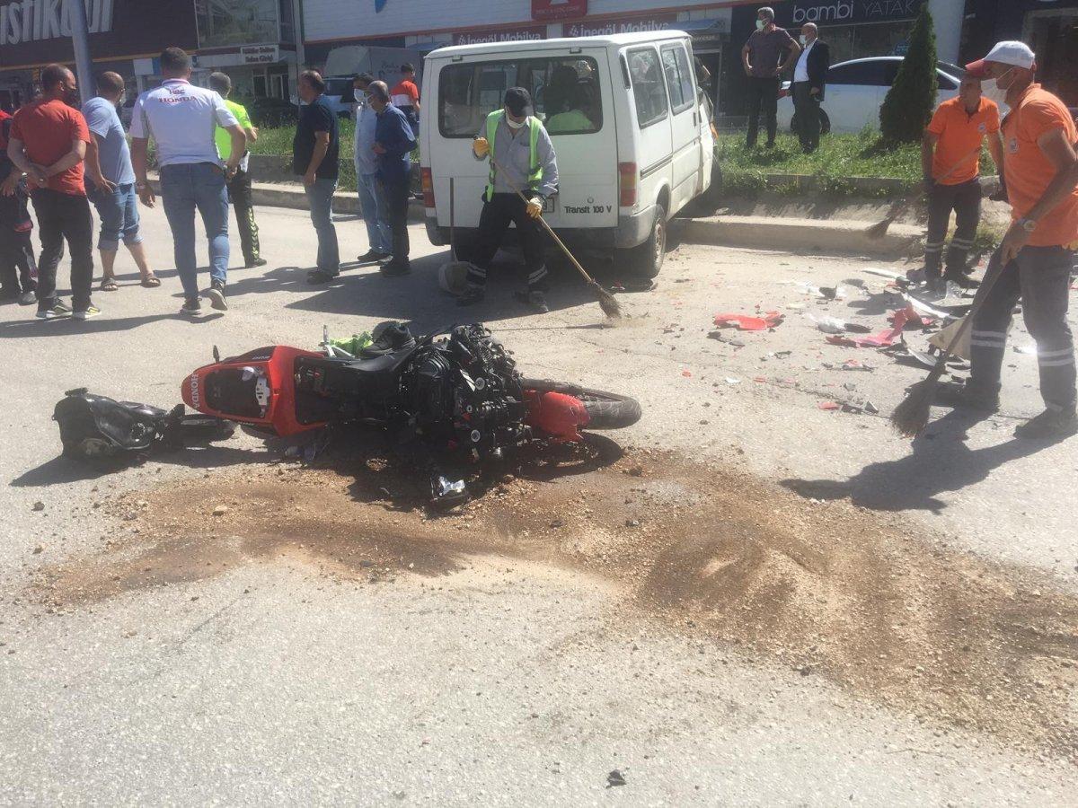 Amasya’da motosikletten fırlayıp minibüsün üstüne düştü