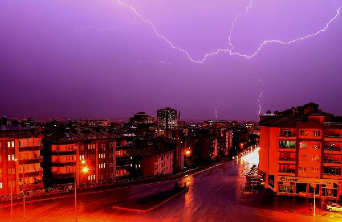 Malatya'da şimşekler geceyi aydınlattı