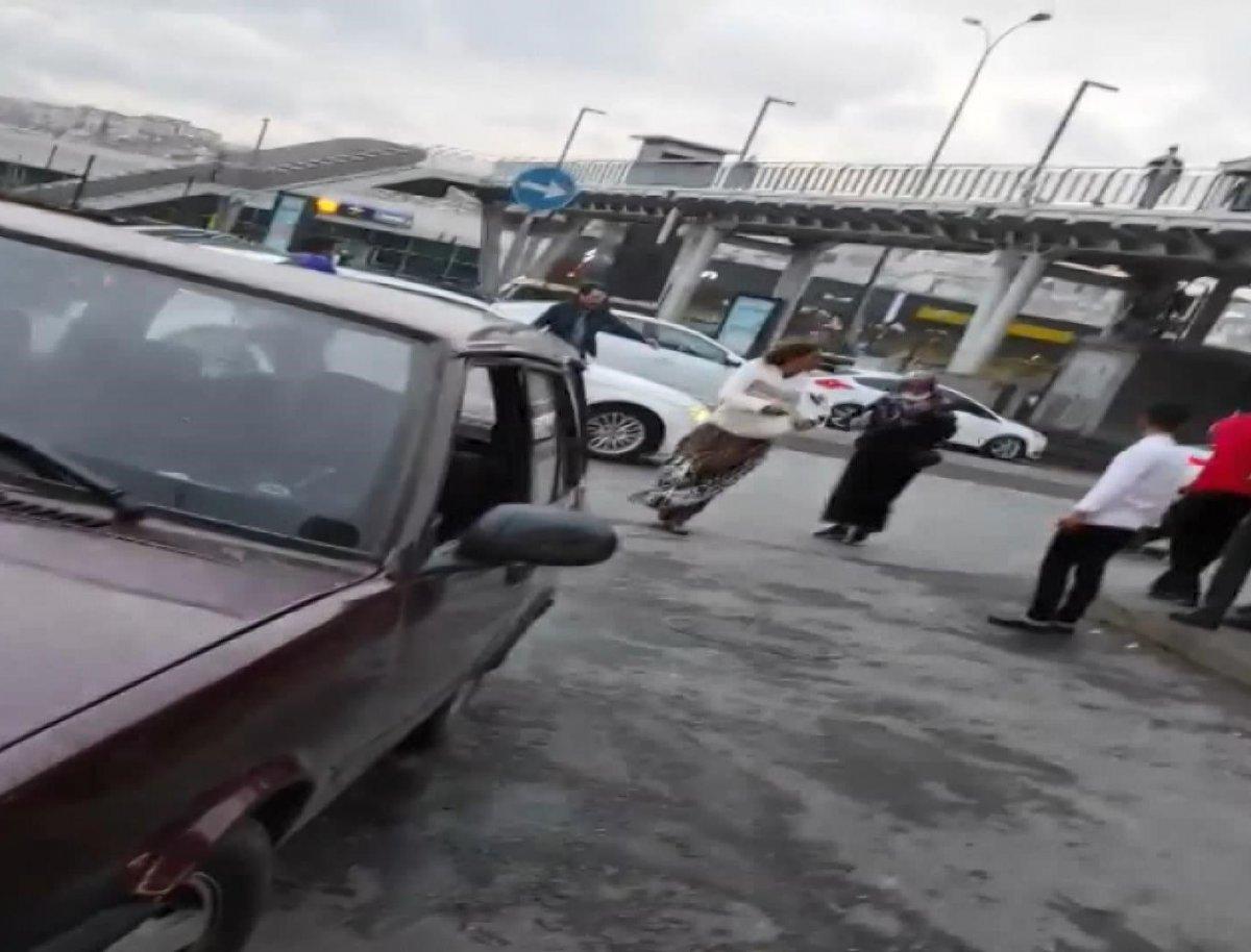 Esenyurt'ta arkadaşlarının bıçaklandığını gören bir kadın araca saldırdı