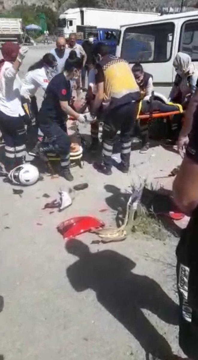 Amasya’da motosikletten fırlayıp minibüsün üstüne düştü