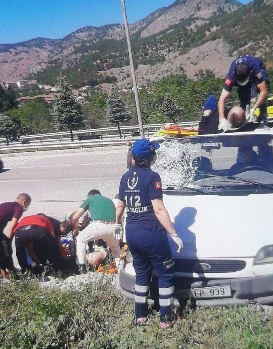 Amasya’da motosikletten fırlayıp minibüsün üstüne düştü