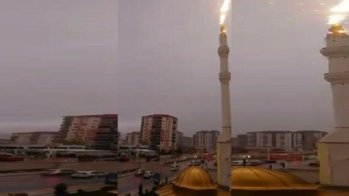 Malatya'da şimşekler geceyi aydınlattı