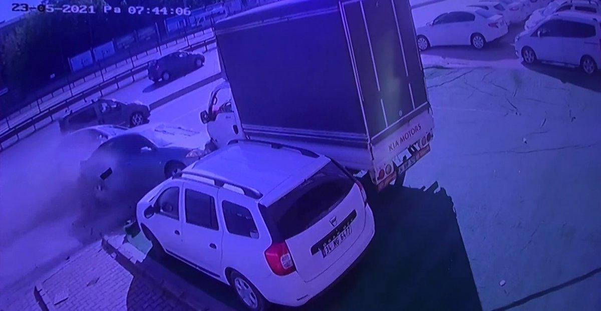 Avcılar'da makas atan sürücü, 12 araca zarar verdi