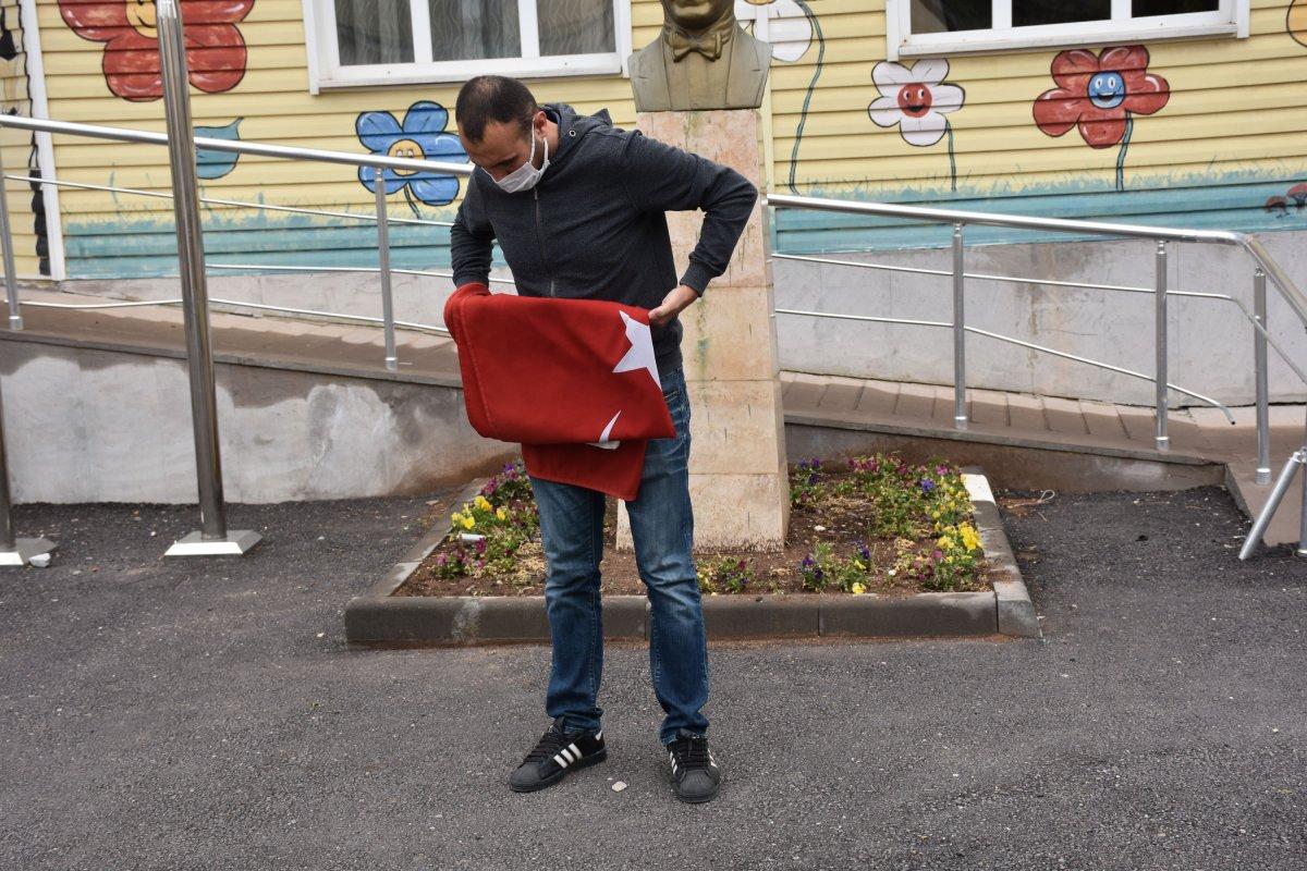 Sivas'ta direkten düşen bayrağı balkonuna astı