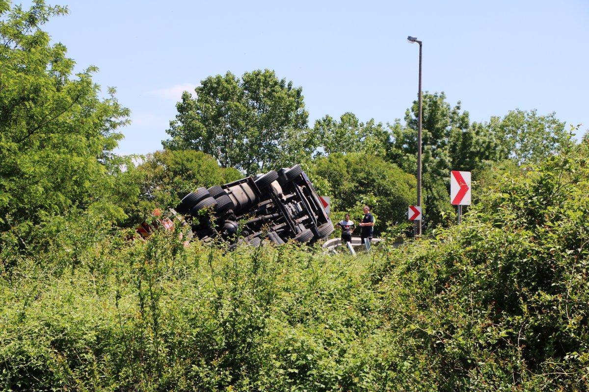 Sakarya’da domates yüklü kamyon devrildi