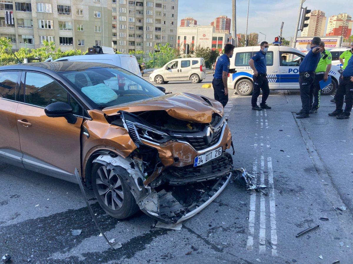 İstanbul'da çarpışan araçlar yol kenarında bekleyen yayaya vurdu